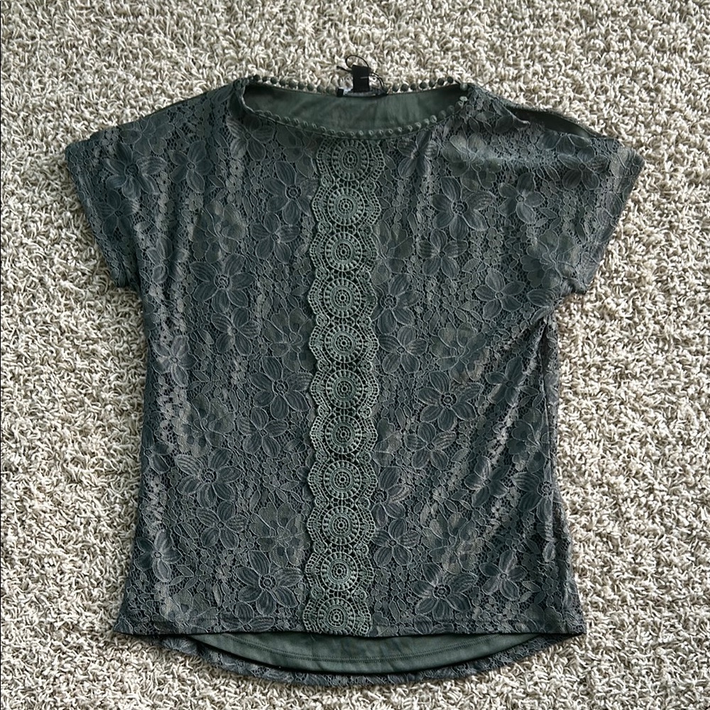 NWT cable & gauge Women’s Small Green Lace Overlay Cold Shoulder Shirt